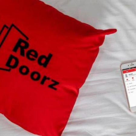 Hotel Reddoorz Syariah At Jalan Menteri Supeno à Yogyakarta Extérieur photo