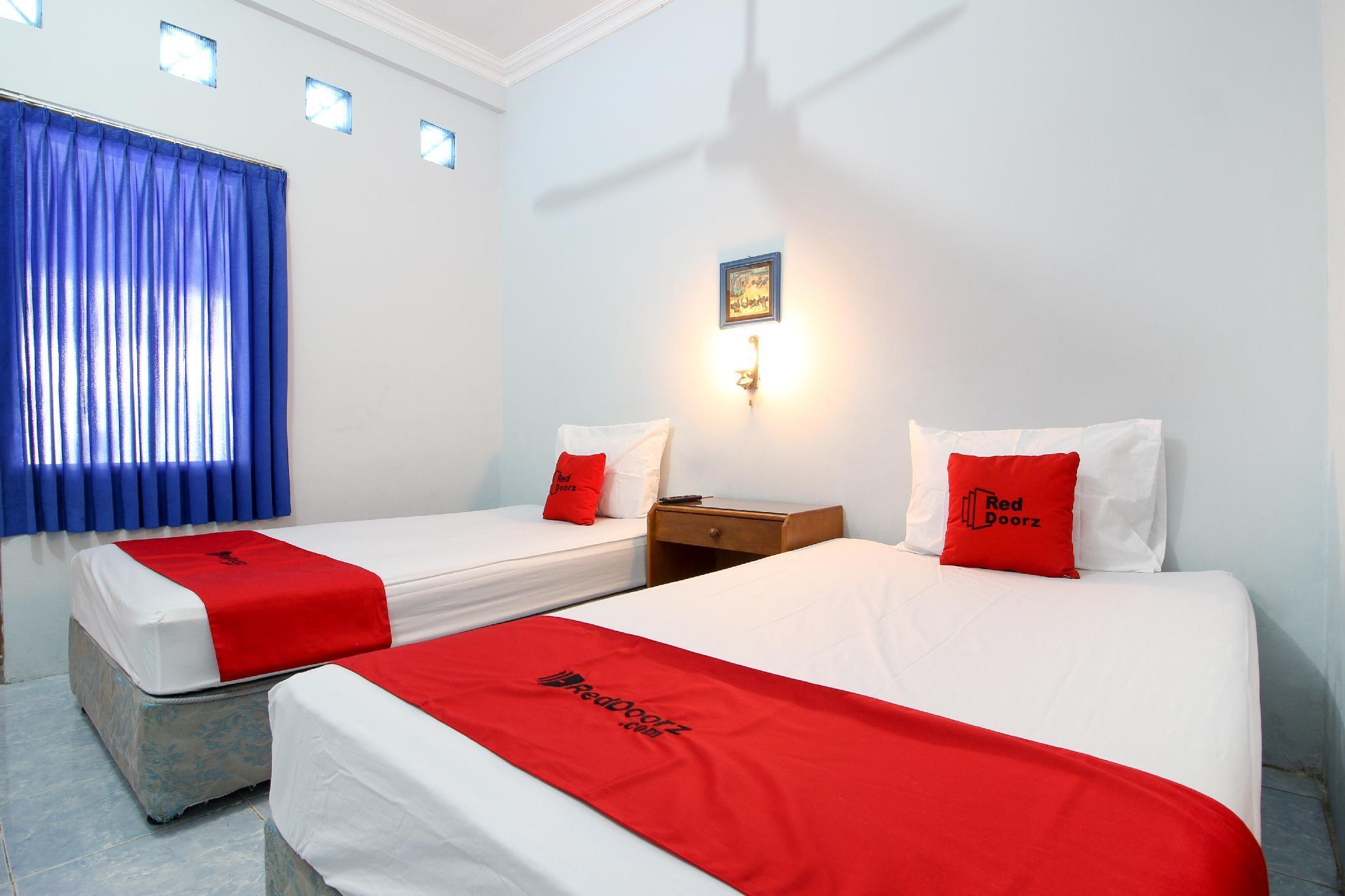 Hotel Reddoorz Syariah At Jalan Menteri Supeno à Yogyakarta Extérieur photo