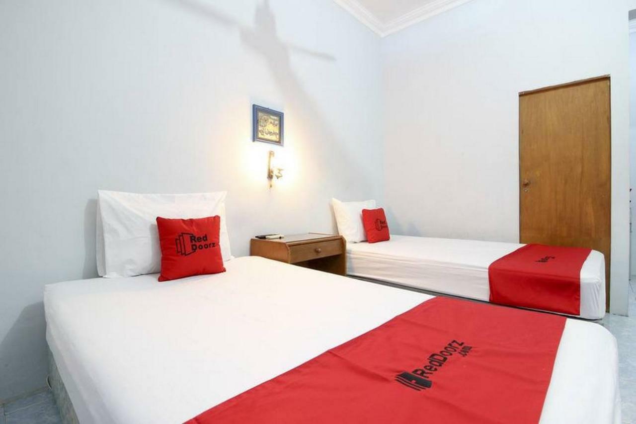 Hotel Reddoorz Syariah At Jalan Menteri Supeno à Yogyakarta Extérieur photo