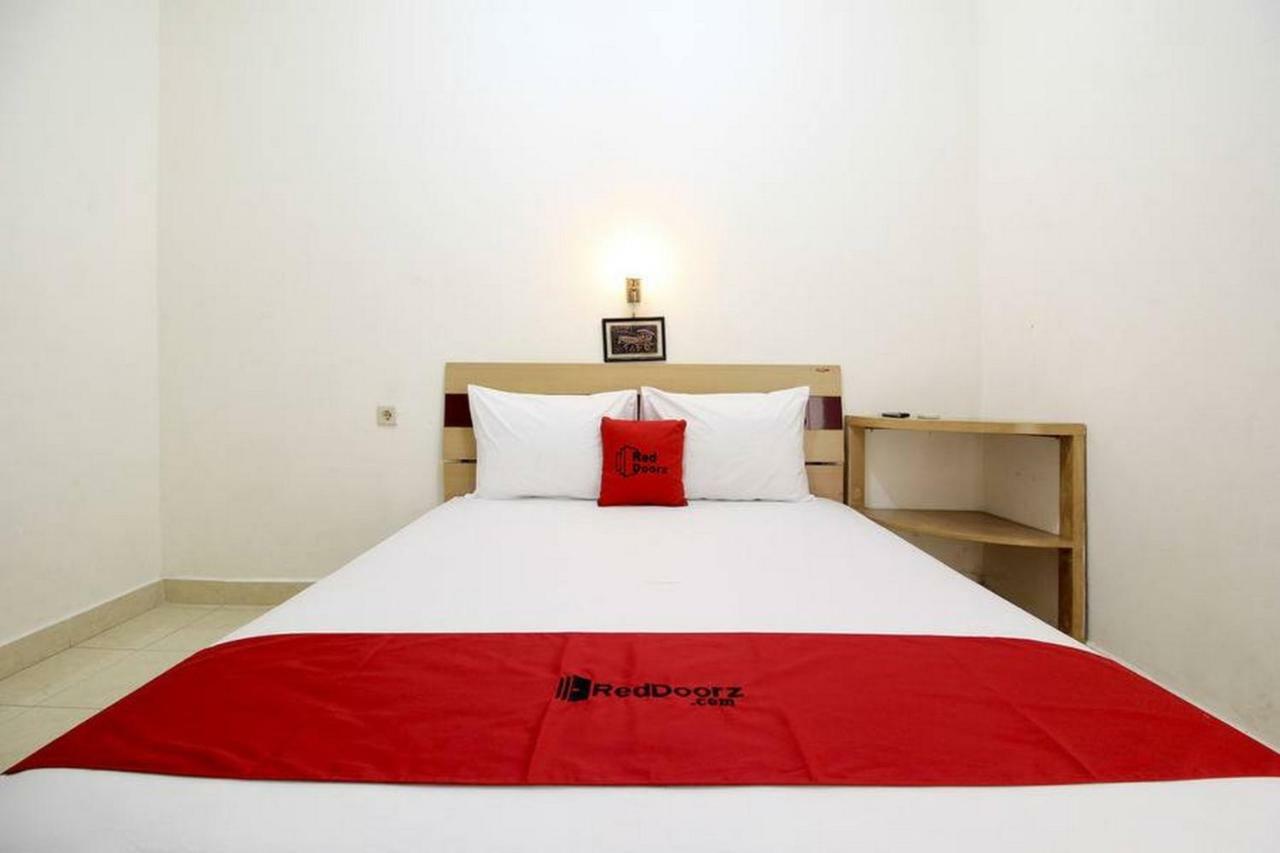 Hotel Reddoorz Syariah At Jalan Menteri Supeno à Yogyakarta Extérieur photo